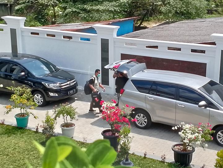 KPK Geledah Rumah Mewah Milik Prof Karomani 
